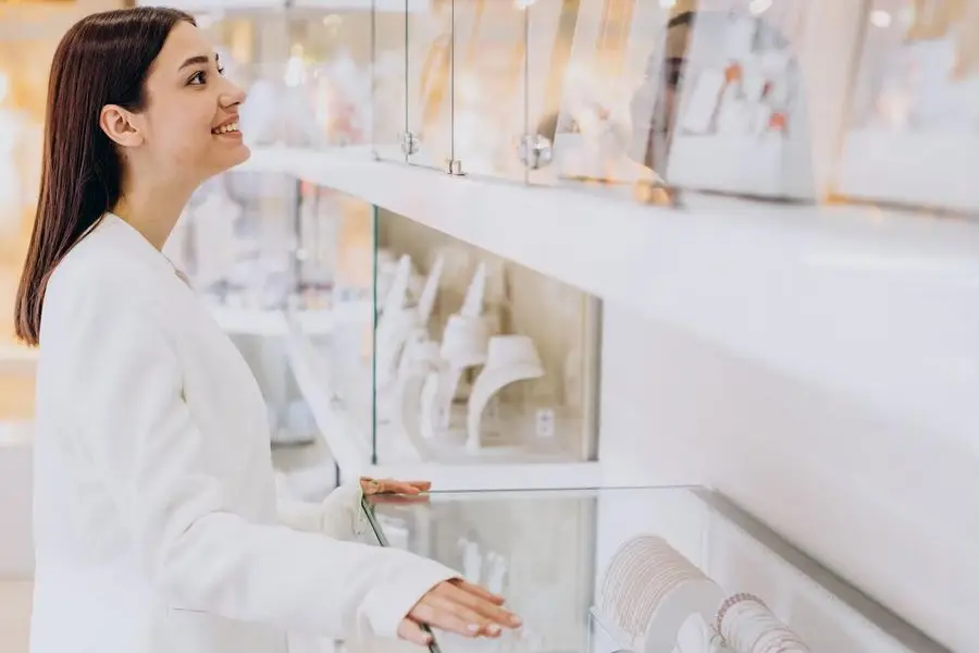 Aplicações de Vidro Float em vitrines e prateleiras